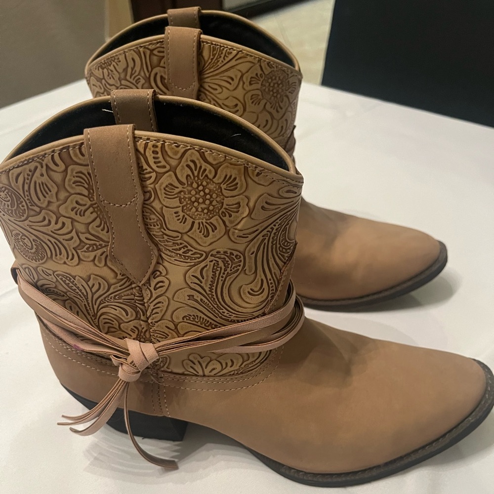 dingo Tan Women's Ankle Boots with Embossed Shaft